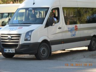 TanTur-Bus mit TUI-Schild hinter der Windschutzscheibe vor dem Troy-Delfinarium Belek TanTur-Bus mit TUI-Schild hinter der Windschutzscheibe vor dem Troy-Delfinarium Belek
