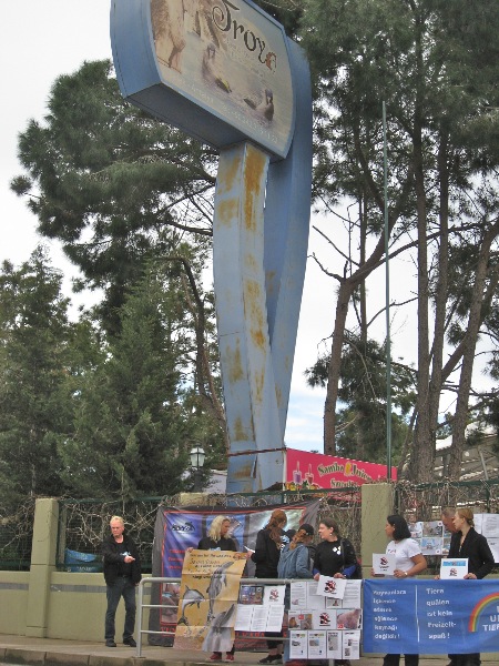 WDSF/ProWal-Protest vor dem Troy-Delfinarium Belek