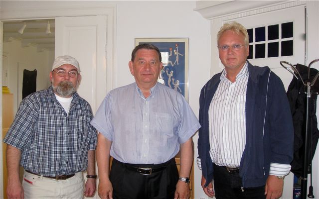 WDSF-Foto: Andreas Morlok (lks.) und Jürgen Ortmüller (r.) im Gespräch mit dem Färöer-Wissenschaftler Pál Weihe (Mitte) über das kontaminierte Walfleisch
