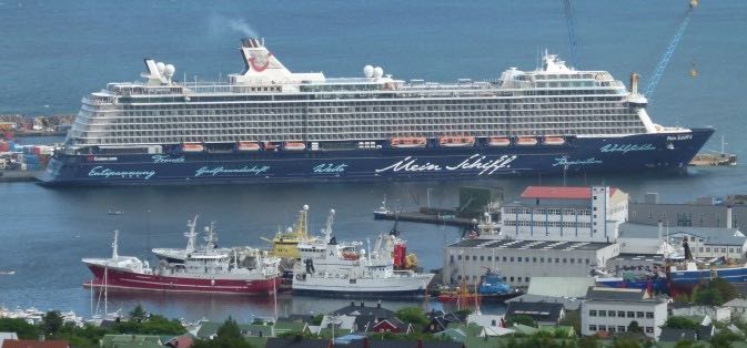 Mein Schiff 4 auf den Färöer-Inseln am 21.07.2017 (WDSF-Foto)