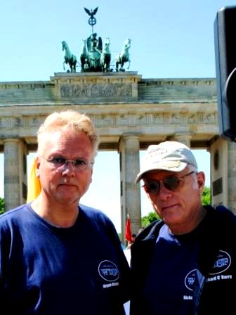 Jürgen Ortmüller (lks. / WDSF) und Ric O'Barry in Berlin WDSF-Foto