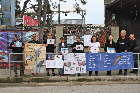 WDSF/ProWal-Protest vor dem Troy-Delfinarium Belek